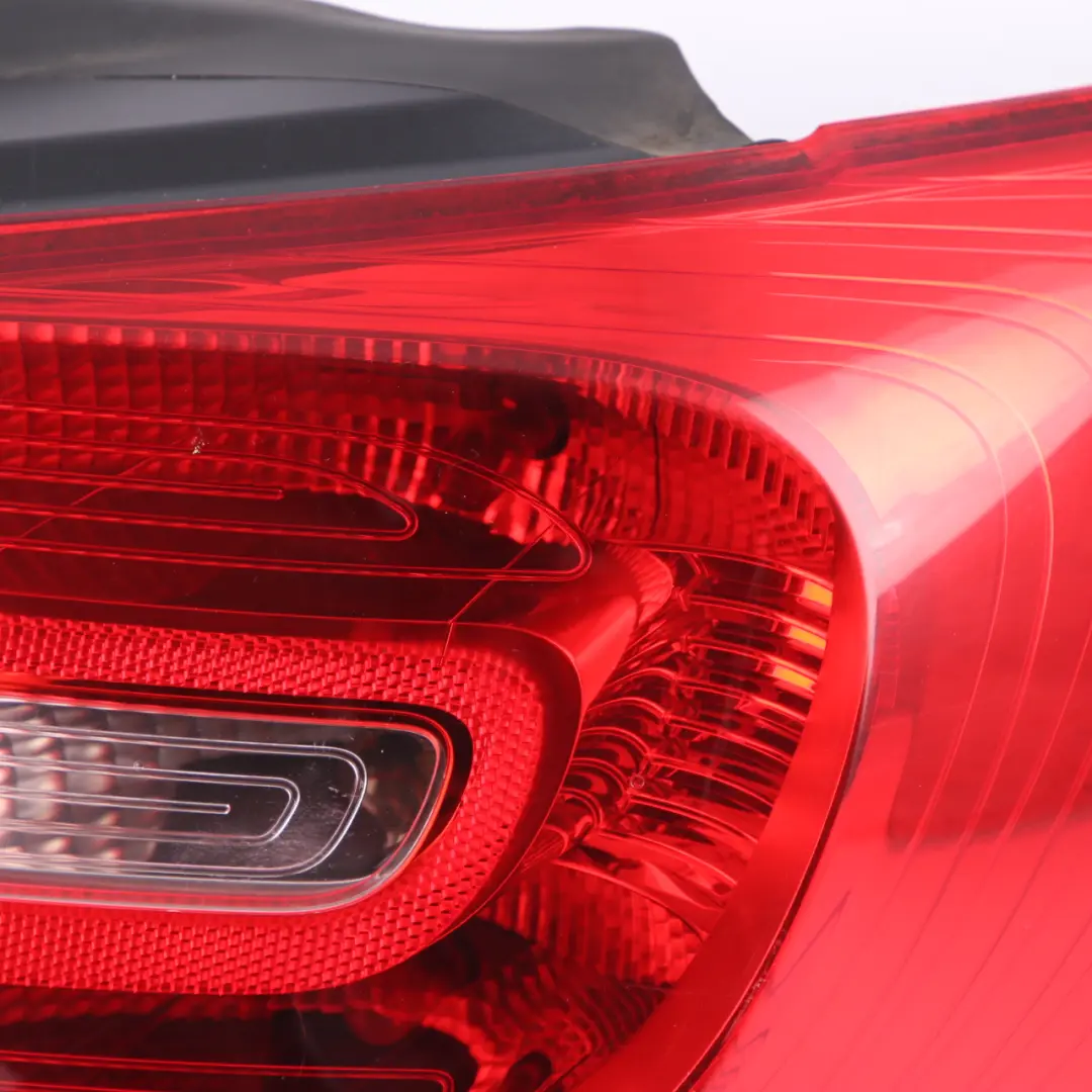 Piloto trasero Mercedes W176 Derecho Panel lateral luces traseras para con número de pieza A1769060200 Piloto trasero Mercedes W176 Derecho Panel lateral luces traseras - SKU A1769060200 - Número de pieza A1769060200