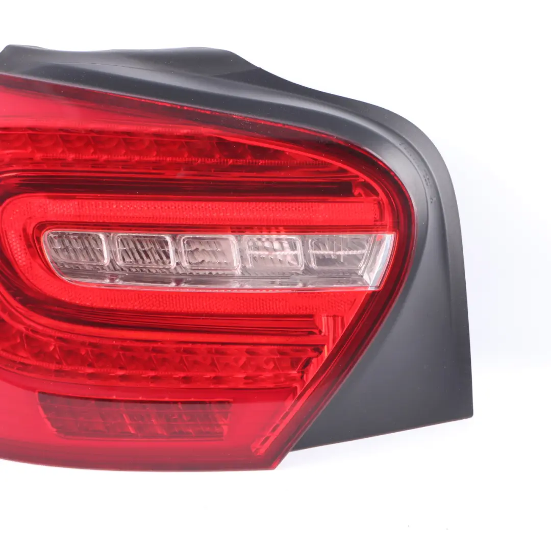 Luz Trasera Panel Lateral Izquierdo para Mercedes W176 con número de pieza A1769063300 Mercedes W176 Luz Trasera Panel Lateral Izquierdo - SKU A1769063300 - Número de pieza A1769063300