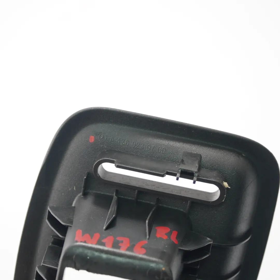 Mercedes W176 Tapa de cierre del asiento trasero izquierdo - SKU A1769230700 - Número de pieza A1769230700
