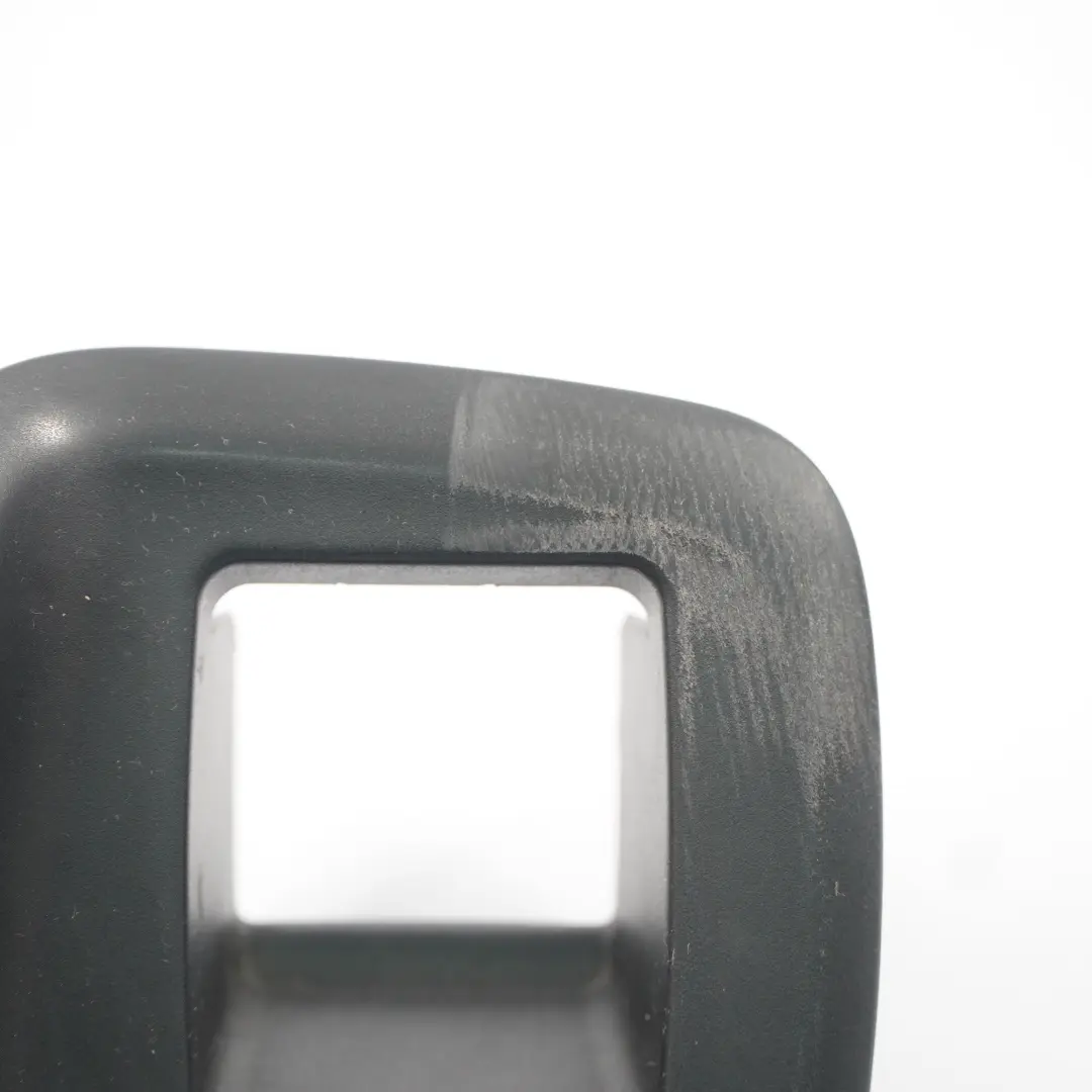 Osłona Pokrywa Zamka Kanapy Prawa Tylna do Mercedes W176 o numerze A1769230800 Mercedes W176 Osłona Pokrywa Zamka Kanapy Prawa Tylna - SKU A1769230800 - Numer Części A1769230800