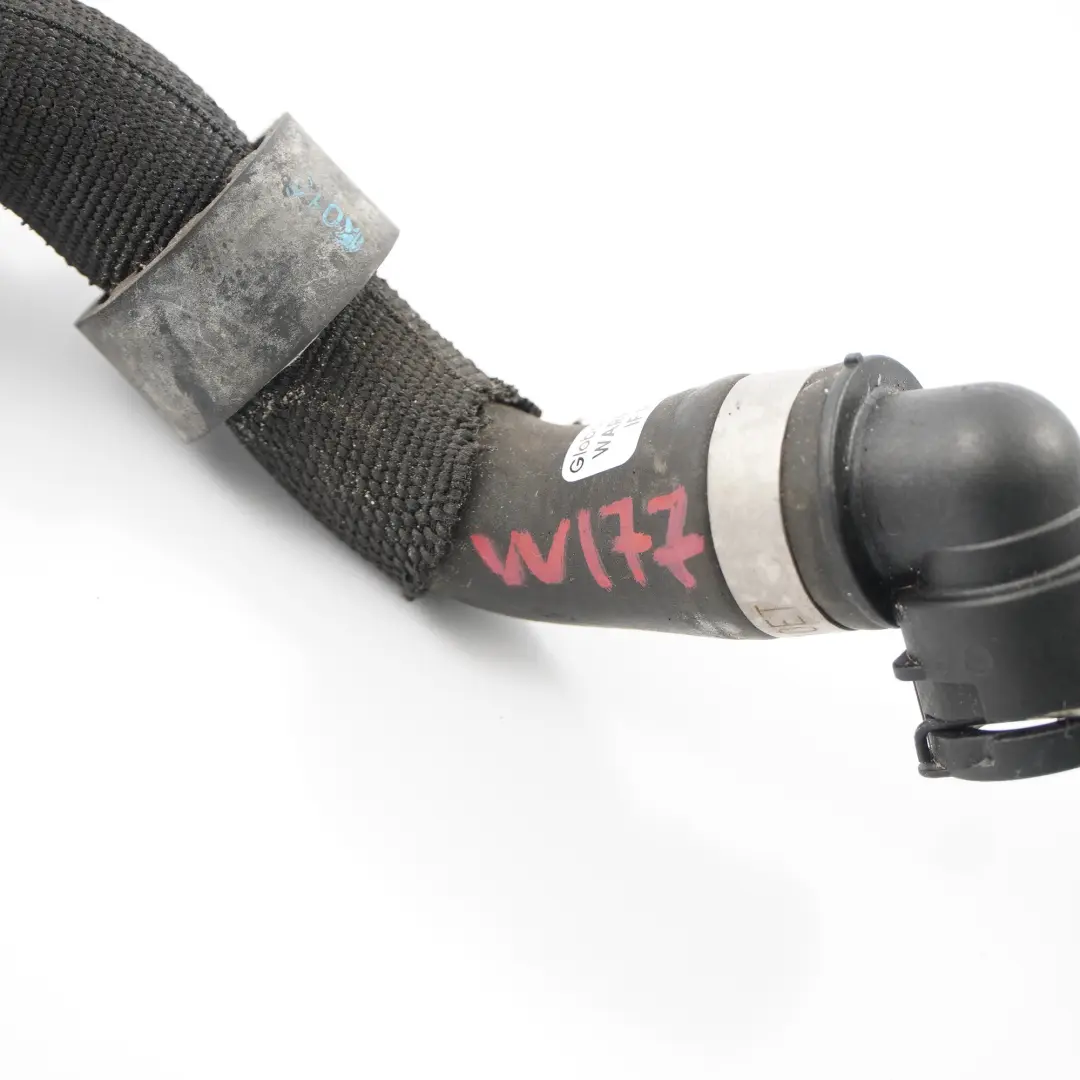 M260 Tuyau de Refroidissement Radiateur Vers Pompe à Eau pour Mercedes W177 A35 AMG à propos du numéro de pièce A1775017301 Mercedes W177 A35 AMG M260 Tuyau de Refroidissement Radiateur Vers Pompe à Eau - SKU A1775017301 - Numéro de pièce A1775017301