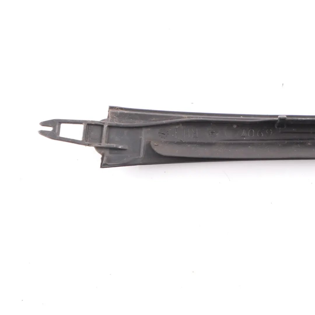 Modanatura Deflettore Acqua Destra Rotaia Tetto per Mercedes W177 con numero di parte A1776903000 Mercedes W177 Modanatura Deflettore Acqua Destra Rotaia Tetto - SKU A1776903000 - Numero di parte A1776903000