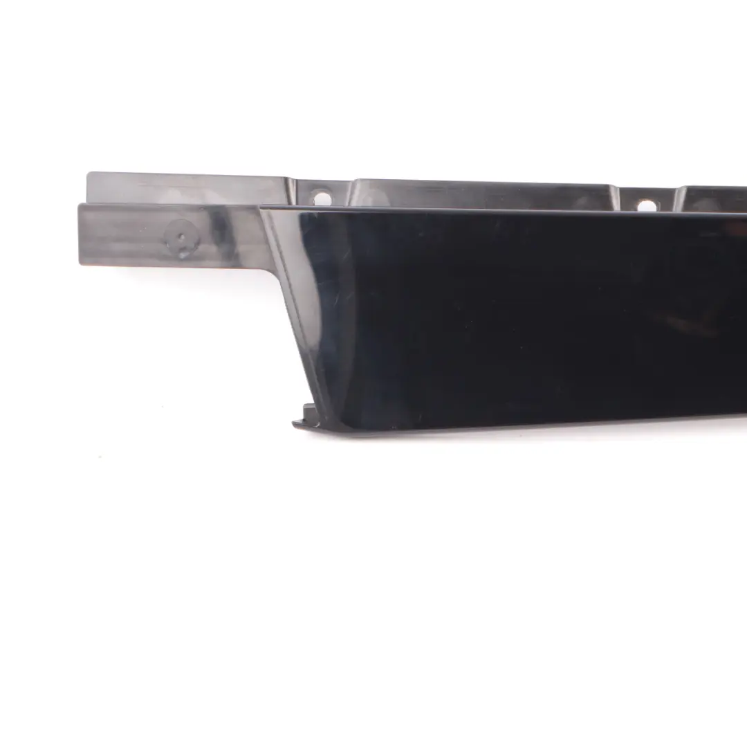 Cache montant Vitre Avant Gauche Brillant pour Mercedes W177 à propos du numéro de pièce A1777220100 Mercedes W177 Cache montant Vitre Avant Gauche Brillant - SKU A1777220100 - Numéro de pièce A1777220100