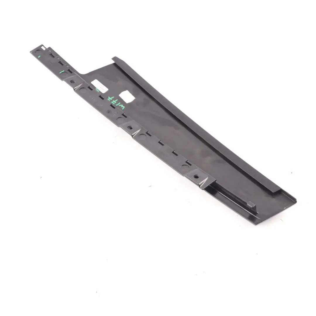 Montante Ventana Tapa Delantera Izquierda Alto Brillo para Mercedes W177 con número de pieza A1777220100 Mercedes W177 Montante Ventana Tapa Delantera Izquierda Alto Brillo - SKU A1777220100 - Número de pieza A1777220100