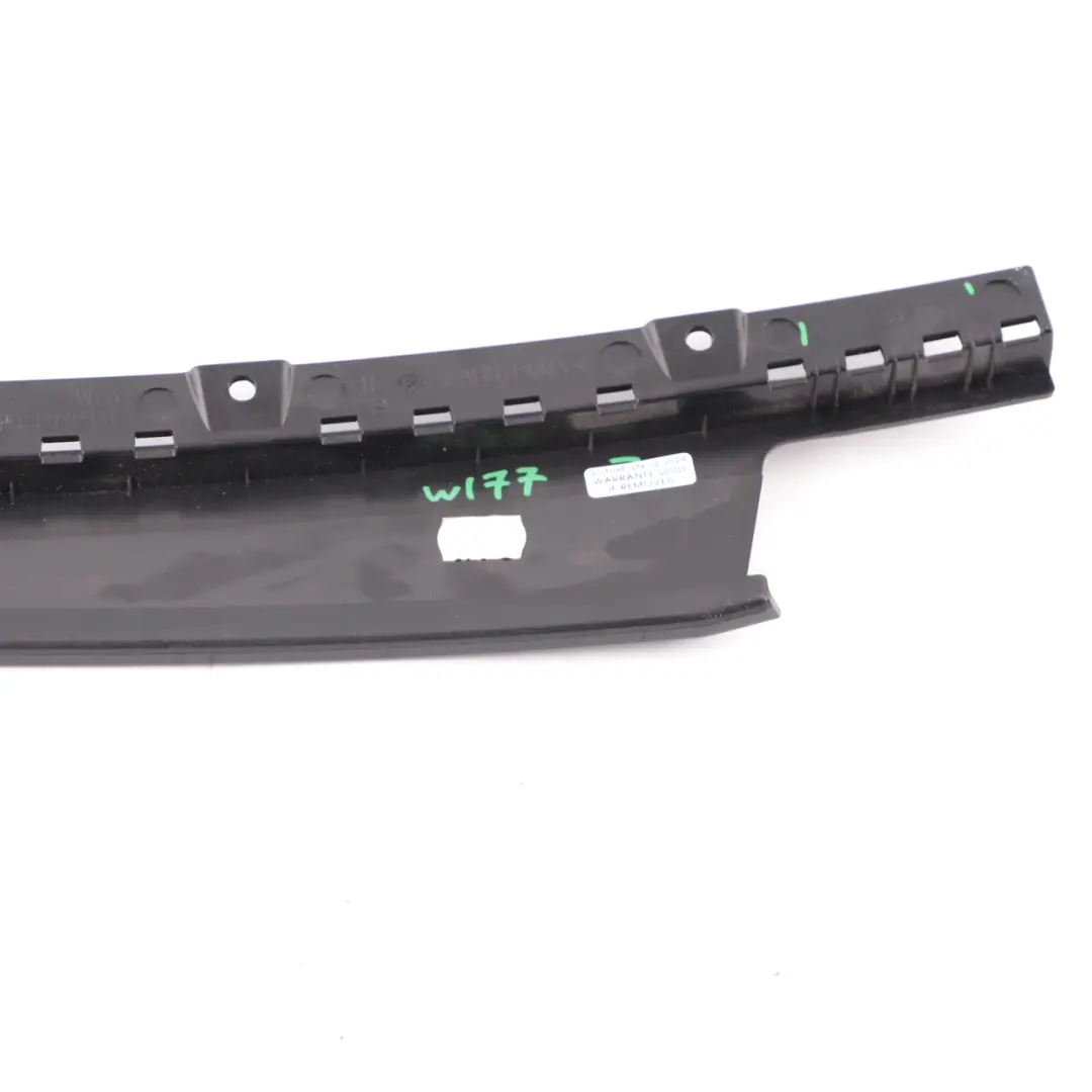 Cache montant Vitre Avant Gauche Brillant pour Mercedes W177 à propos du numéro de pièce A1777220100 Mercedes W177 Cache montant Vitre Avant Gauche Brillant - SKU A1777220100 - Numéro de pièce A1777220100