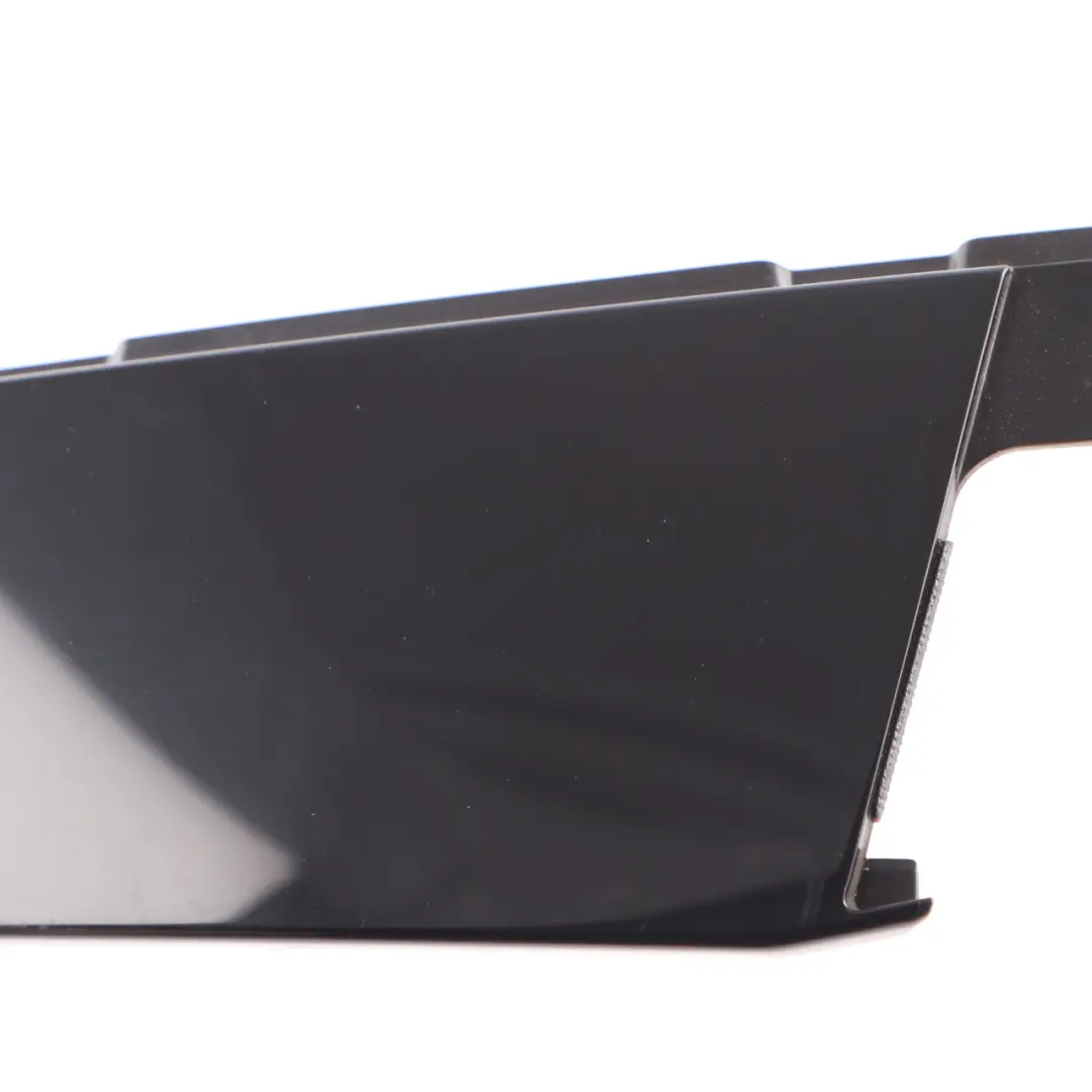 Rivestimento Montante Finestrino Portiera Anteriore Destra Lucido per Mercedes W177 con numero di parte A1777220200 Mercedes W177 Rivestimento Montante Finestrino Portiera Anteriore Destra Lucido - SKU A1777220200 - Numero di parte A1777220200