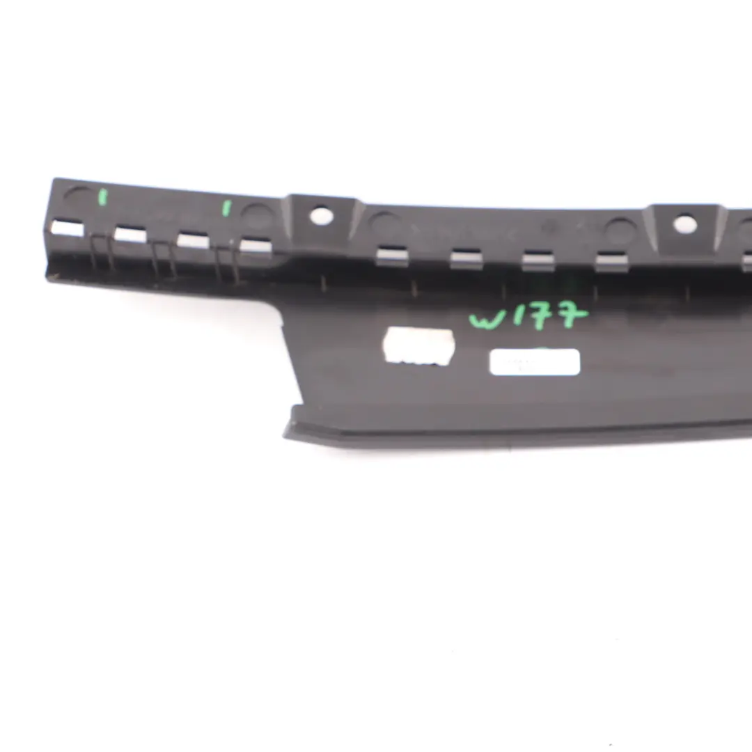 Embellecedor Puerta Pilar Ventana Delantero Derecho De Alto Brillo para Mercedes W177 con número de pieza A1777220200 Mercedes W177 Embellecedor Puerta Pilar Ventana Delantero Derecho De Alto Brillo - SKU A1777220200 - Número de pieza A1777220200