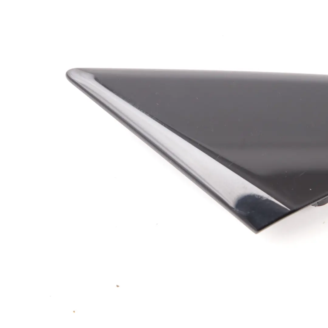 Triangolo Finestrino Anteriore Destro Rivestimento Alto Lucido per Mercedes W177 con numero di parte A1777224800 Mercedes W177 Triangolo Finestrino Anteriore Destro Rivestimento Alto Lucido - SKU A1777224800 - Numero di parte A1777224800