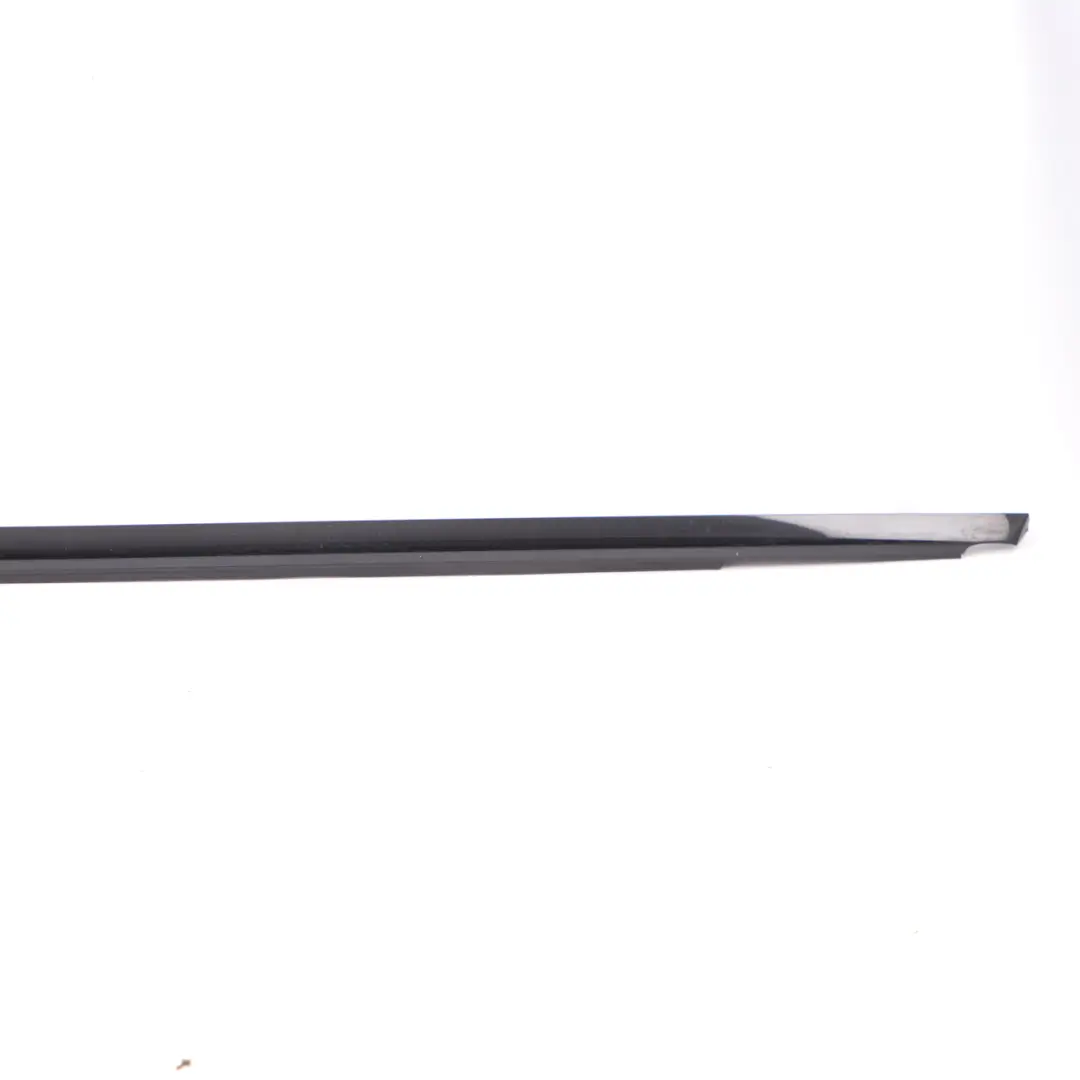 Striscia guarnizione finestrino della porta sinistra Lucentezza per Mercedes W177 con numero di parte A1777254300 Mercedes W177 Striscia guarnizione finestrino della porta sinistra Lucentezza - SKU A1777254300 - Numero di parte A1777254300