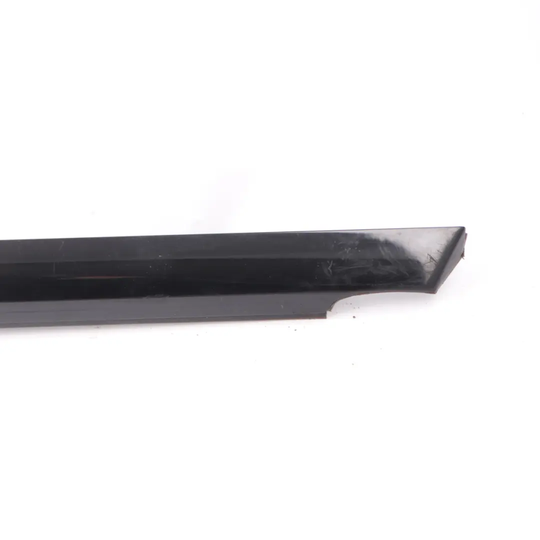 Striscia guarnizione finestrino della porta sinistra Lucentezza per Mercedes W177 con numero di parte A1777254300 Mercedes W177 Striscia guarnizione finestrino della porta sinistra Lucentezza - SKU A1777254300 - Numero di parte A1777254300