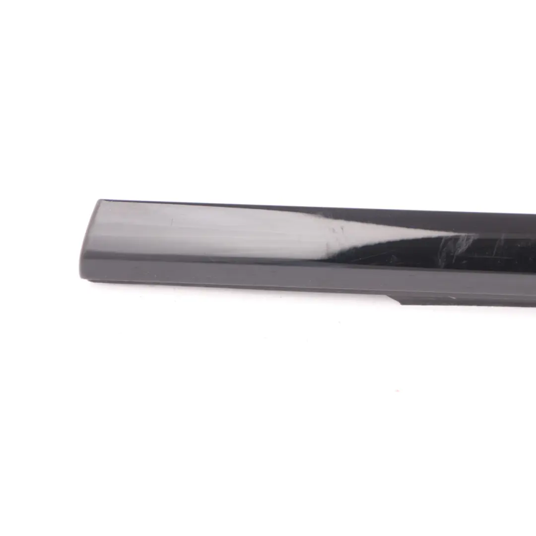 Joint d'étanchéité vitre porte avant gauche Brillant pour Mercedes W177 à propos du numéro de pièce A1777254300 Mercedes W177 Joint d'étanchéité vitre porte avant gauche Brillant - SKU A1777254300 - Numéro de pièce A1777254300