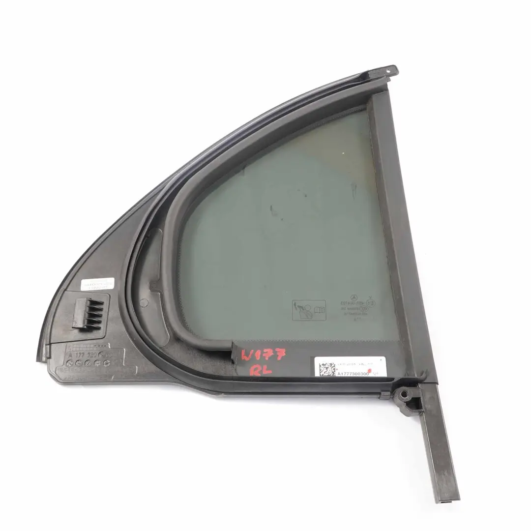 Vetro Finestra Posteriore Sinistra Quartiere Tinta AS3 per Mercedes W177 con numero di parte A1777300300 Mercedes W177 Vetro Finestra Posteriore Sinistra Quartiere Tinta AS3 - SKU A1777300300 - Numero di parte A1777300300