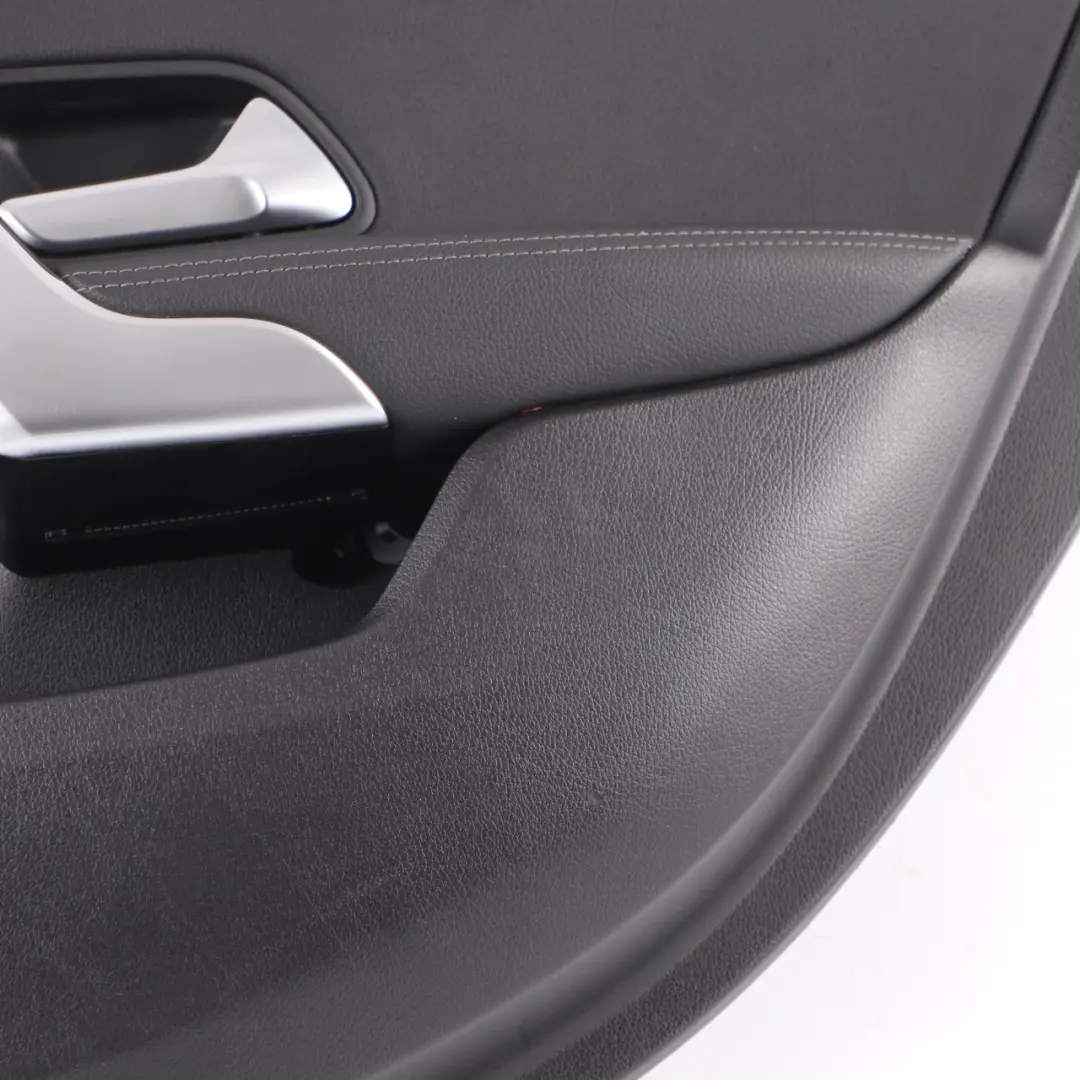  Carte de porte arrière Mercedes W177 droite Cache panneau garniture simili noir - SKU A1777301402 - Numéro de pièce A1777301402