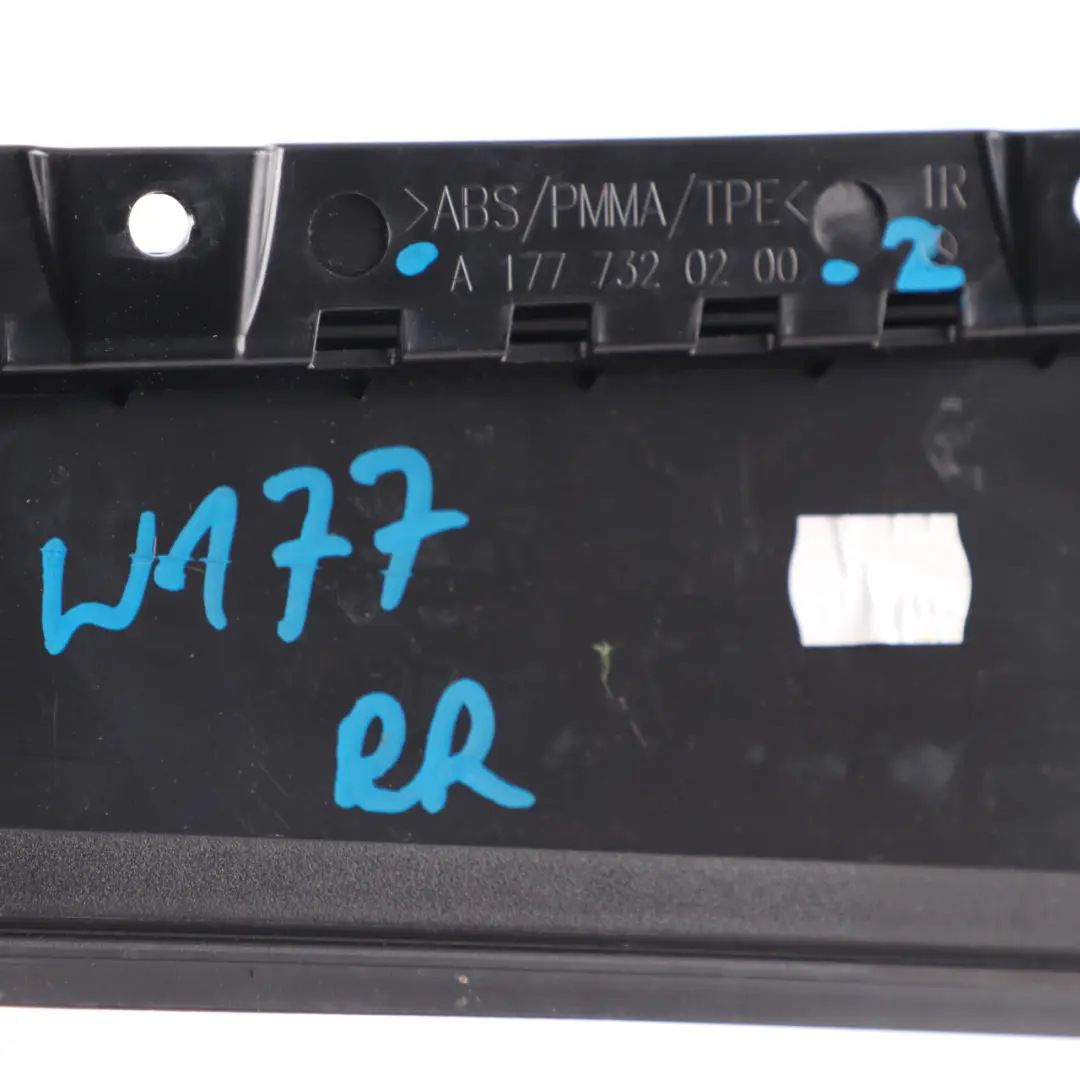 Finition couvercle fenêtre arrière droit brillant pour Mercedes W177 à propos du numéro de pièce A1777320200 Mercedes W177 Finition couvercle fenêtre arrière droit brillant - SKU A1777320200-2 - Numéro de pièce A1777320200