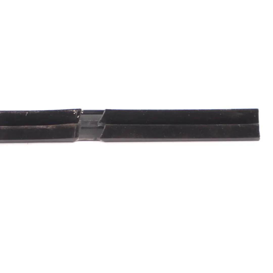 Guarnizione Finestra Posteriore Sinistra Striscia per Mercedes W177 con numero di parte A1777350900 Mercedes W177 Guarnizione Finestra Posteriore Sinistra Striscia - SKU A1777350900 - Numero di parte A1777350900
