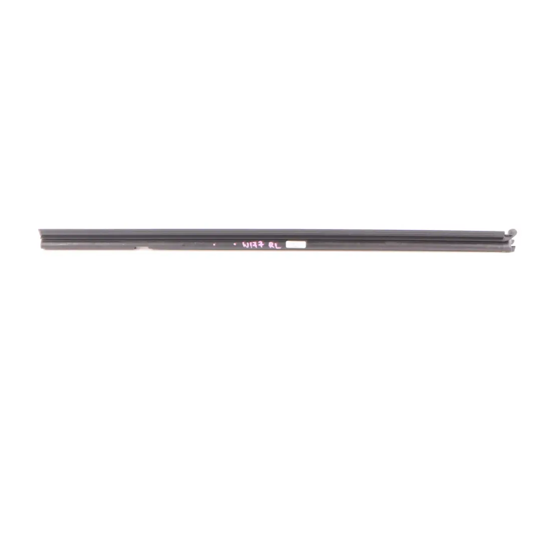 Guarnizione Finestra Posteriore Sinistra Striscia per Mercedes W177 con numero di parte A1777350900 Mercedes W177 Guarnizione Finestra Posteriore Sinistra Striscia - SKU A1777350900 - Numero di parte A1777350900
