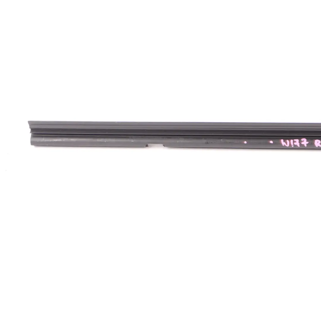 Guarnizione Finestra Posteriore Sinistra Striscia per Mercedes W177 con numero di parte A1777350900 Mercedes W177 Guarnizione Finestra Posteriore Sinistra Striscia - SKU A1777350900 - Numero di parte A1777350900