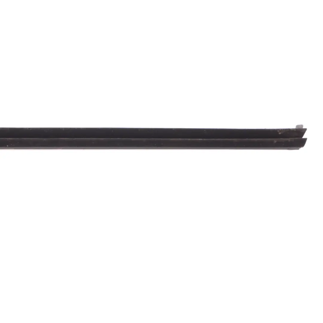 Guarnizione Finestra Porta Posteriore Destra Striscia per Mercedes W177 con numero di parte A1777351000 Mercedes W177 Guarnizione Finestra Porta Posteriore Destra Striscia - SKU A1777351000 - Numero di parte A1777351000