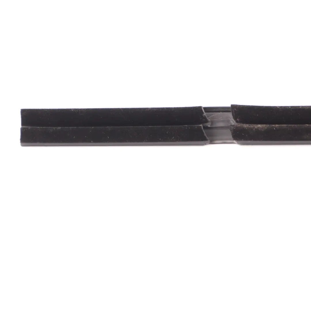 Guarnizione Finestra Porta Posteriore Destra Striscia per Mercedes W177 con numero di parte A1777351000 Mercedes W177 Guarnizione Finestra Porta Posteriore Destra Striscia - SKU A1777351000 - Numero di parte A1777351000