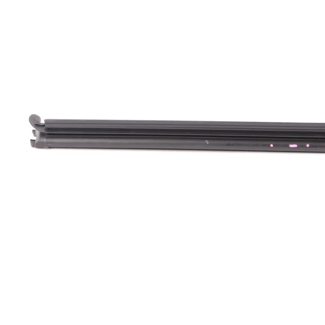Guarnizione Finestra Porta Posteriore Destra Striscia per Mercedes W177 con numero di parte A1777351000 Mercedes W177 Guarnizione Finestra Porta Posteriore Destra Striscia - SKU A1777351000 - Numero di parte A1777351000