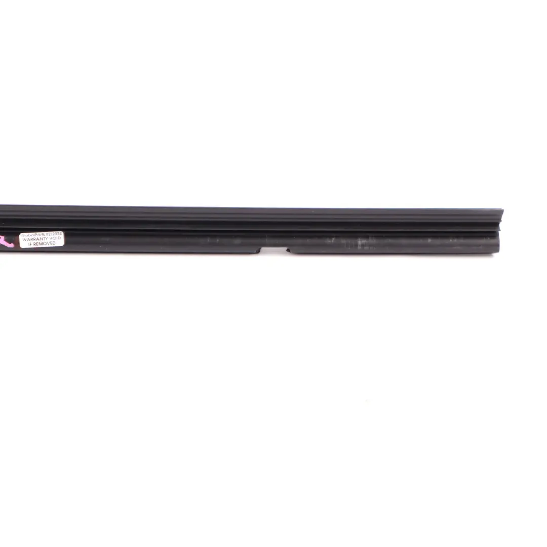 Guarnizione Finestra Porta Posteriore Destra Striscia per Mercedes W177 con numero di parte A1777351000 Mercedes W177 Guarnizione Finestra Porta Posteriore Destra Striscia - SKU A1777351000 - Numero di parte A1777351000