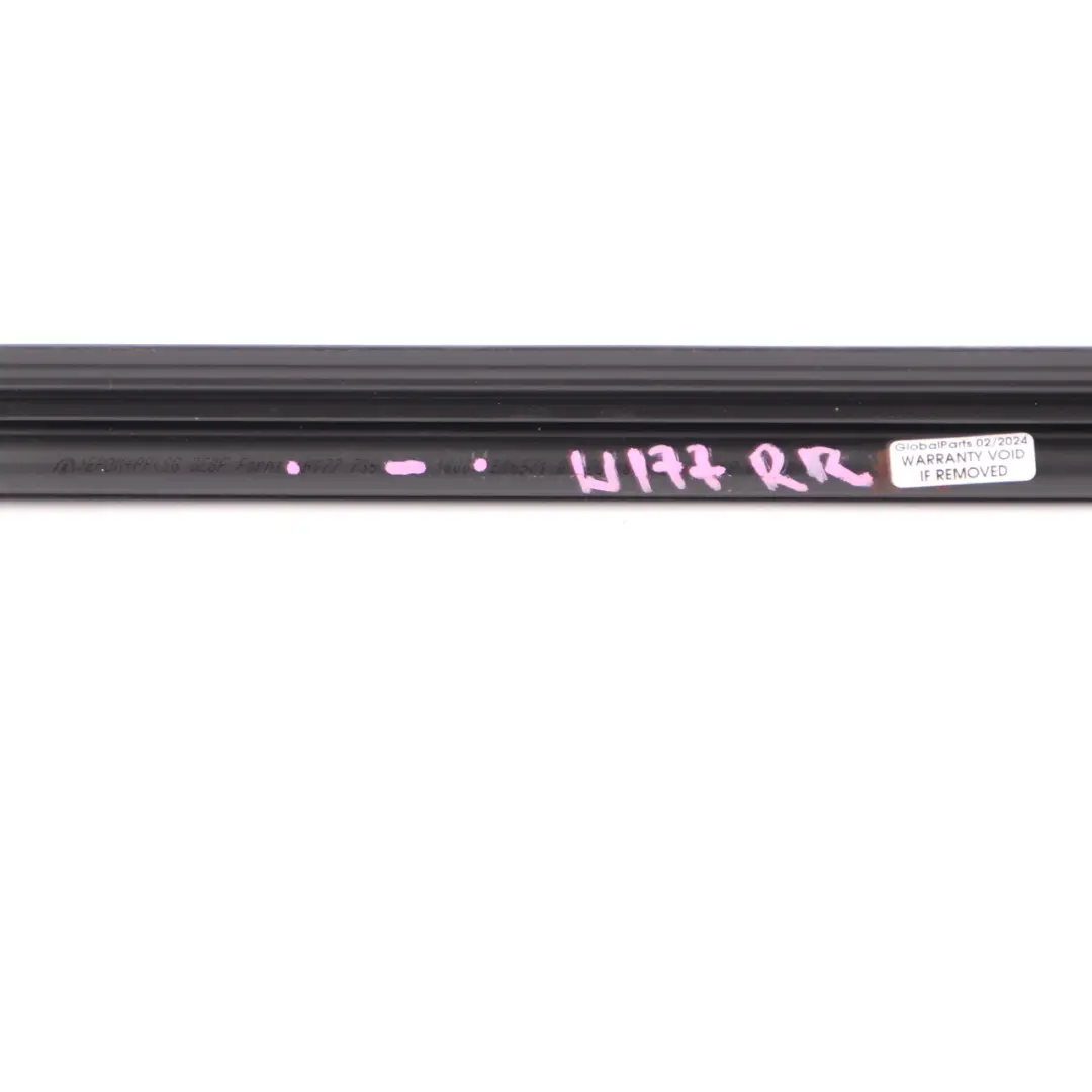 Guarnizione Finestra Porta Posteriore Destra Striscia per Mercedes W177 con numero di parte A1777351000 Mercedes W177 Guarnizione Finestra Porta Posteriore Destra Striscia - SKU A1777351000 - Numero di parte A1777351000