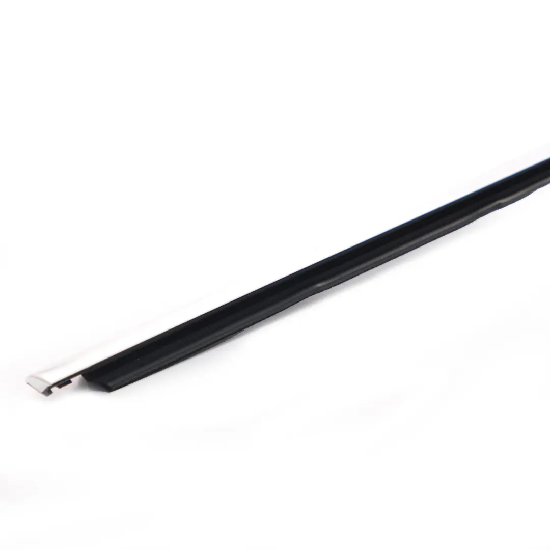 Tira de Sellado Exterior Cromo Puerta Trasera Derecha para Mercedes W177 con número de pieza A1777352401 Mercedes W177 Tira de Sellado Exterior Cromo Puerta Trasera Derecha - SKU A1777352401-1 - Número de pieza A1777352401