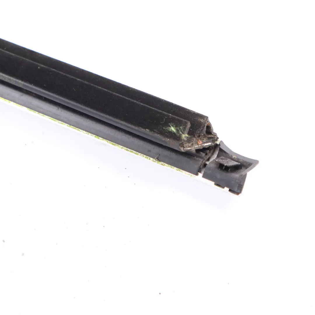 Joint vitre porte arrière droite Sealing Strip Chrome pour Mercedes W177 à propos du numéro de pièce A1777352401 Mercedes W177 Joint vitre porte arrière droite Sealing Strip Chrome - SKU A1777352401 - Numéro de pièce A1777352401