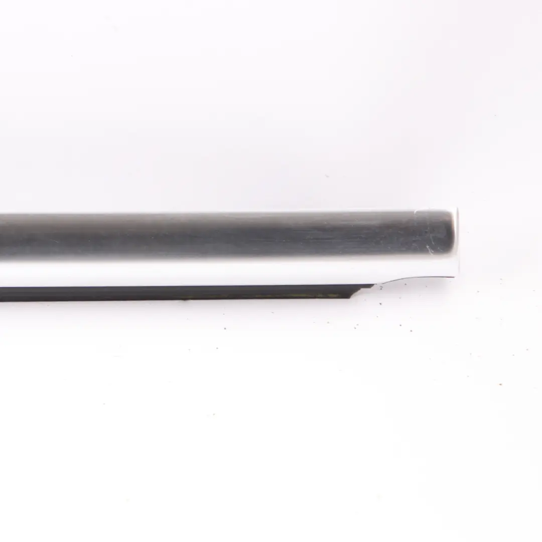 Joint vitre porte arrière droite Sealing Strip Chrome pour Mercedes W177 à propos du numéro de pièce A1777352401 Mercedes W177 Joint vitre porte arrière droite Sealing Strip Chrome - SKU A1777352401 - Numéro de pièce A1777352401