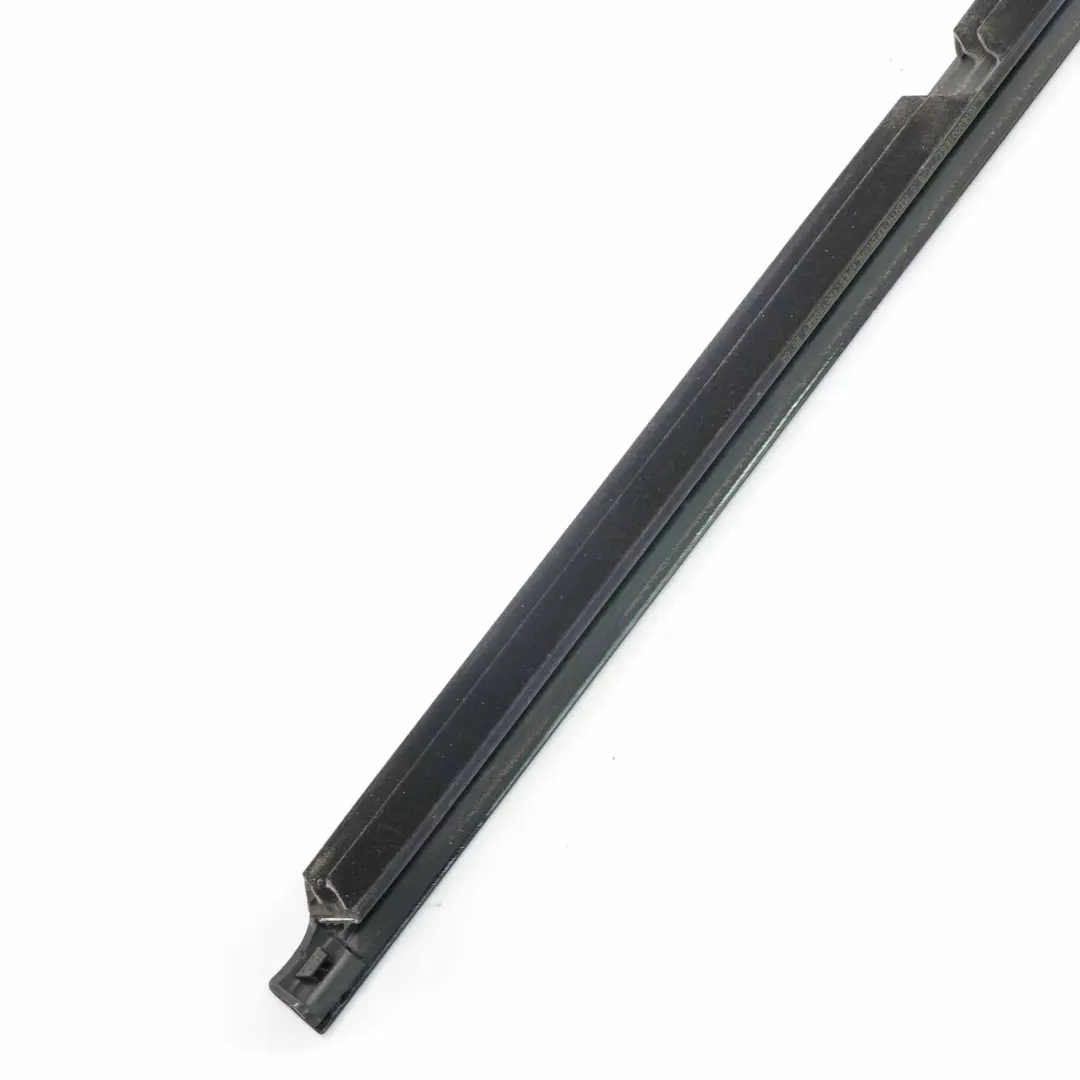 Mercedes W177 Striscia di tenuta porta posteriore sinistra montaggio finestrino - SKU A1777354100 - Numero di parte A1777354100