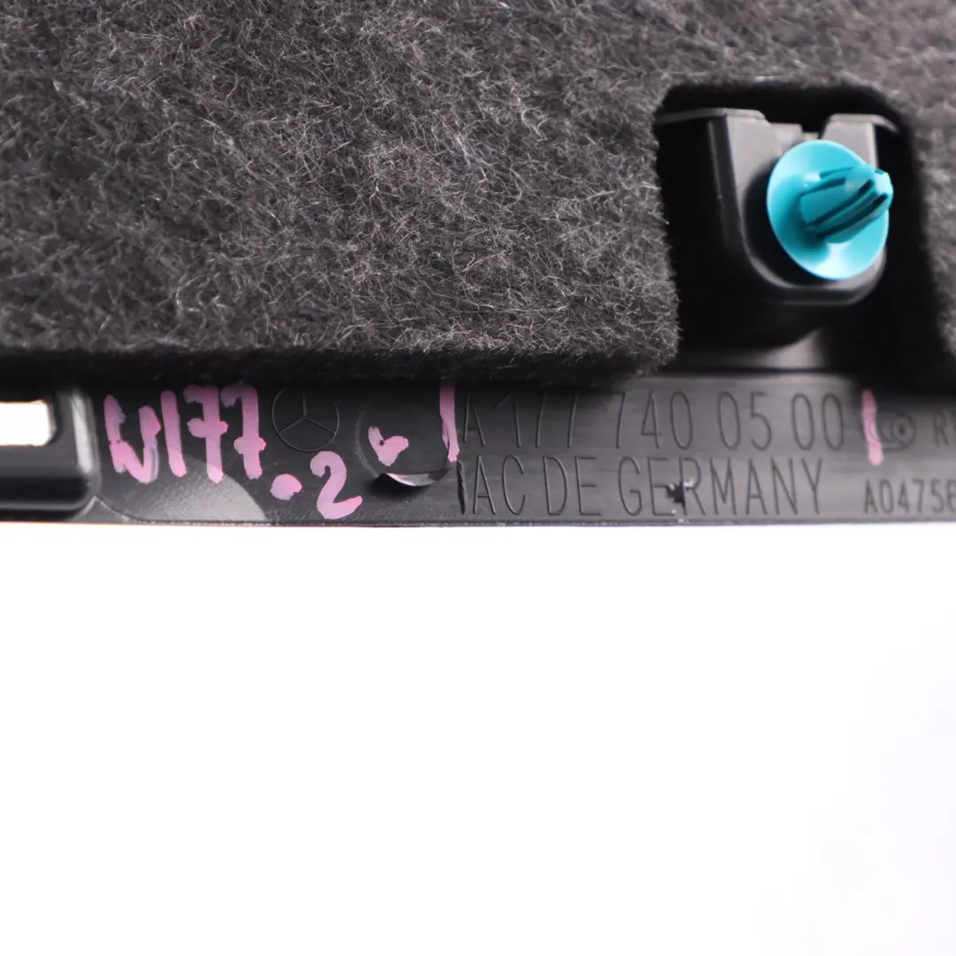 Coperchio del pannello centrale del bagagliaio nero per Mercedes W177 con numero di parte A1777400500 Mercedes W177 Coperchio del pannello centrale del bagagliaio nero - SKU A1777400500 - Numero di parte A1777400500