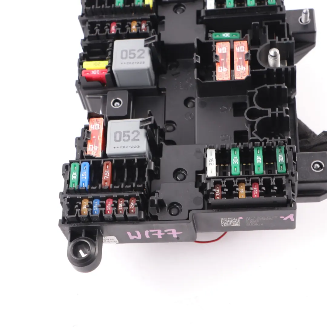 Caja Fusibles Unidad Relé De Distribución De Energía para Mercedes W177 con número de pieza A1779061002 Mercedes W177 Caja Fusibles Unidad Relé De Distribución De Energía - SKU A1779061002-1 - Número de pieza A1779061002
