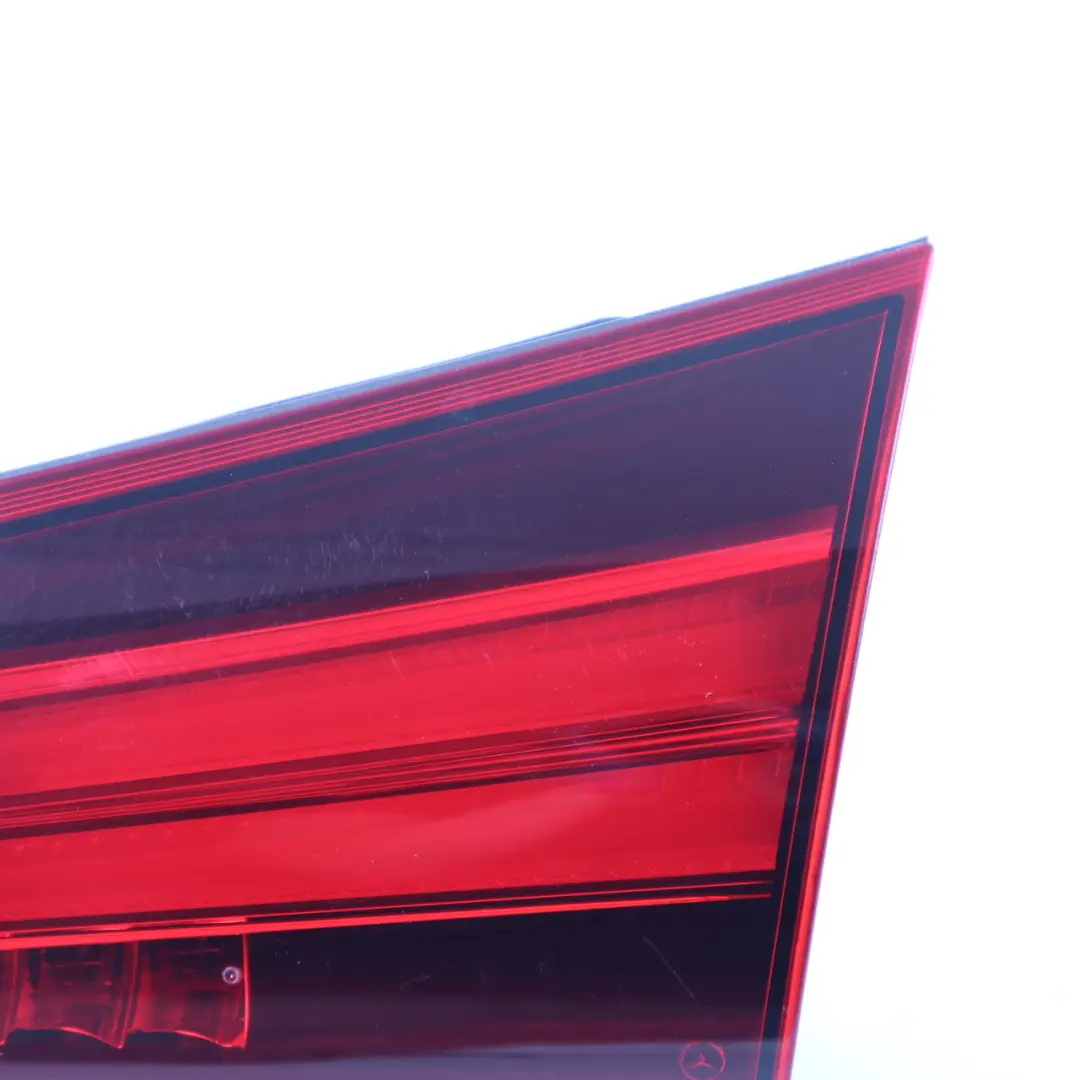 Luz Trasera En Tapa Maletero Portón Trasero Derecha para Mercedes V177 con número de pieza A1779063801 Mercedes V177 Luz Trasera En Tapa Maletero Portón Trasero Derecha - SKU A1779063801 - Número de pieza A1779063801
