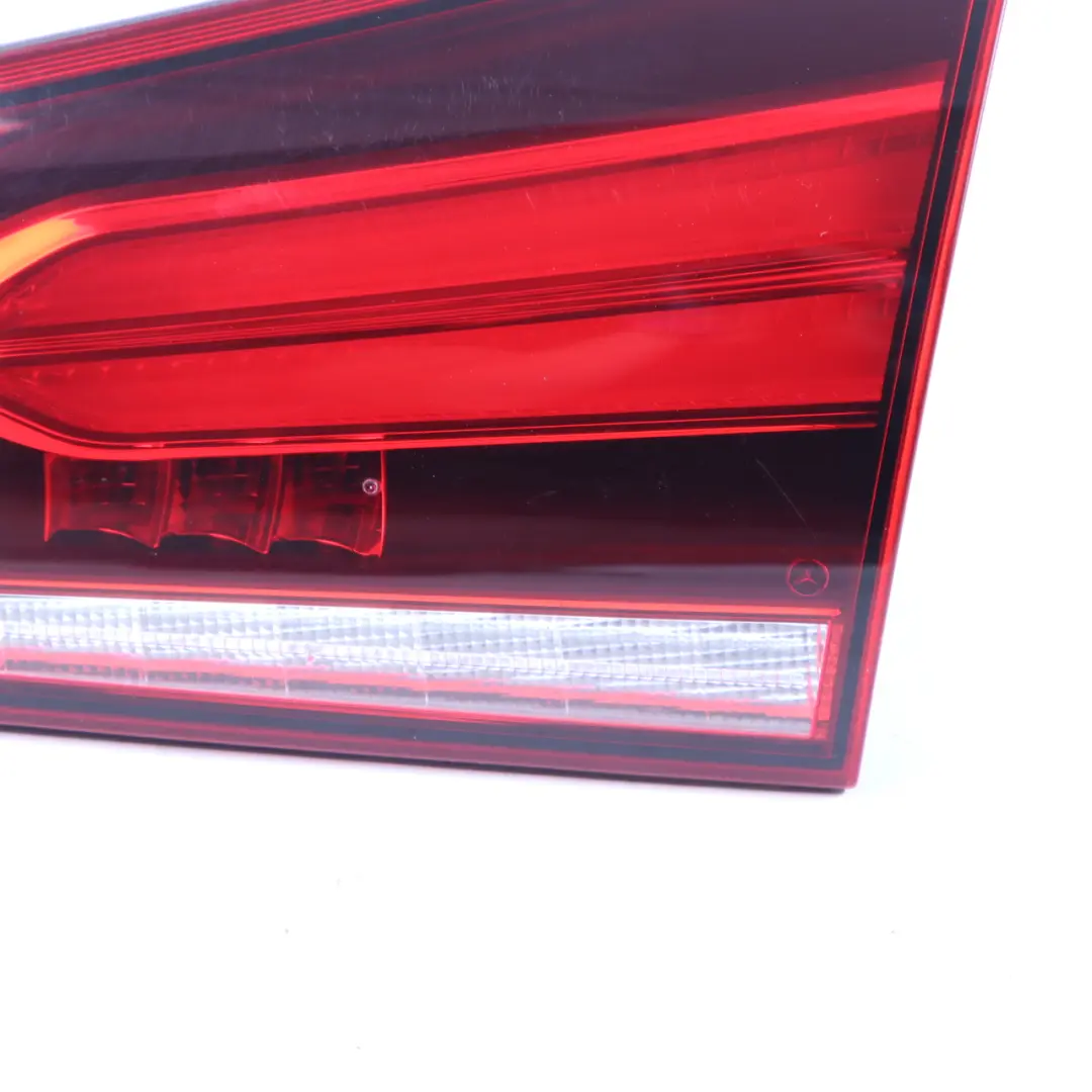 Luz Trasera En Tapa Maletero Portón Trasero Derecha para Mercedes V177 con número de pieza A1779063801 Mercedes V177 Luz Trasera En Tapa Maletero Portón Trasero Derecha - SKU A1779063801 - Número de pieza A1779063801