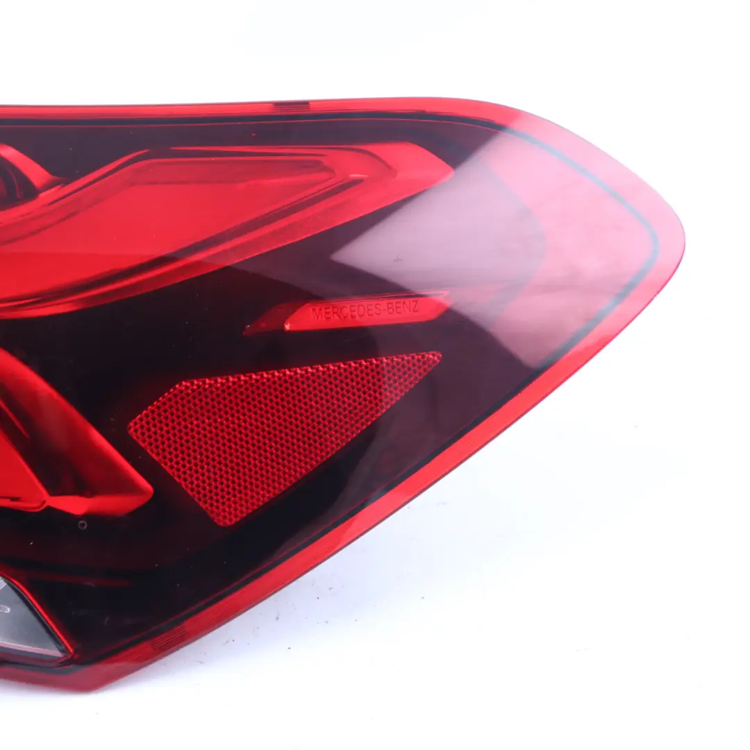 Lampa Klapy Bagażnika Prawa Tylna Prawy Tył do Mercedes V177 o numerze A1779067200 Mercedes V177 Lampa Klapy Bagażnika Prawa Tylna Prawy Tył - SKU A1779067200 - Numer Części A1779067200