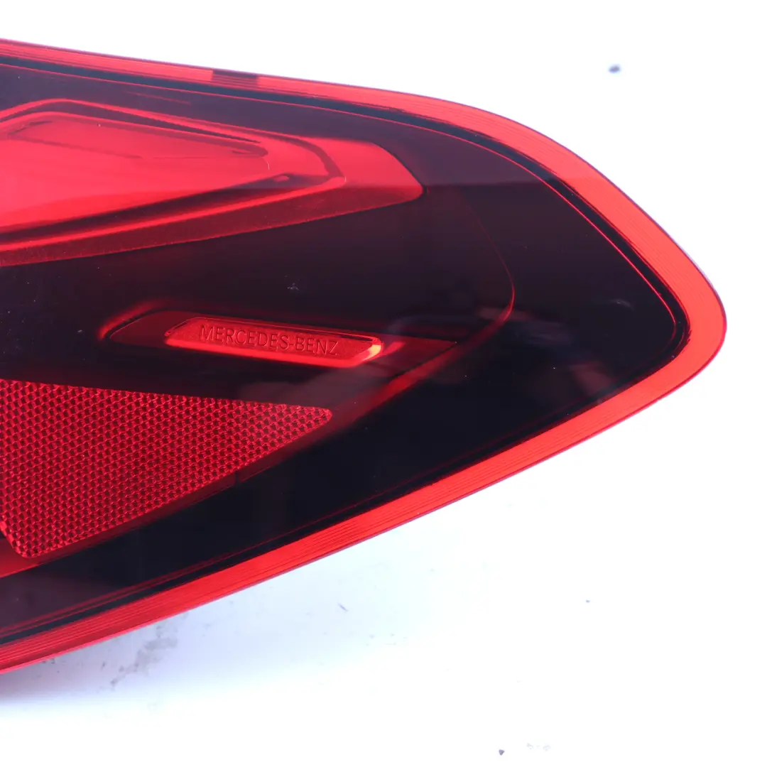 Lumière Lampe Latérale Panneau Arrière Droit LED pour Mercedes V177 à propos du numéro de pièce A1779067200 Mercedes V177 Lumière Lampe Latérale Panneau Arrière Droit LED - SKU A1779067200 - Numéro de pièce A1779067200