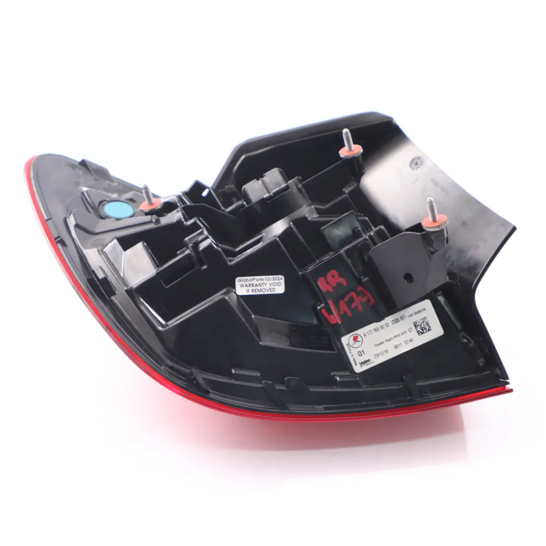 Feu arrière droit LED Panneau latéral pour Mercedes W177 à propos du numéro de pièce A1779068002 Mercedes W177 Feu arrière droit LED Panneau latéral - SKU A1779068002 - Numéro de pièce A1779068002
