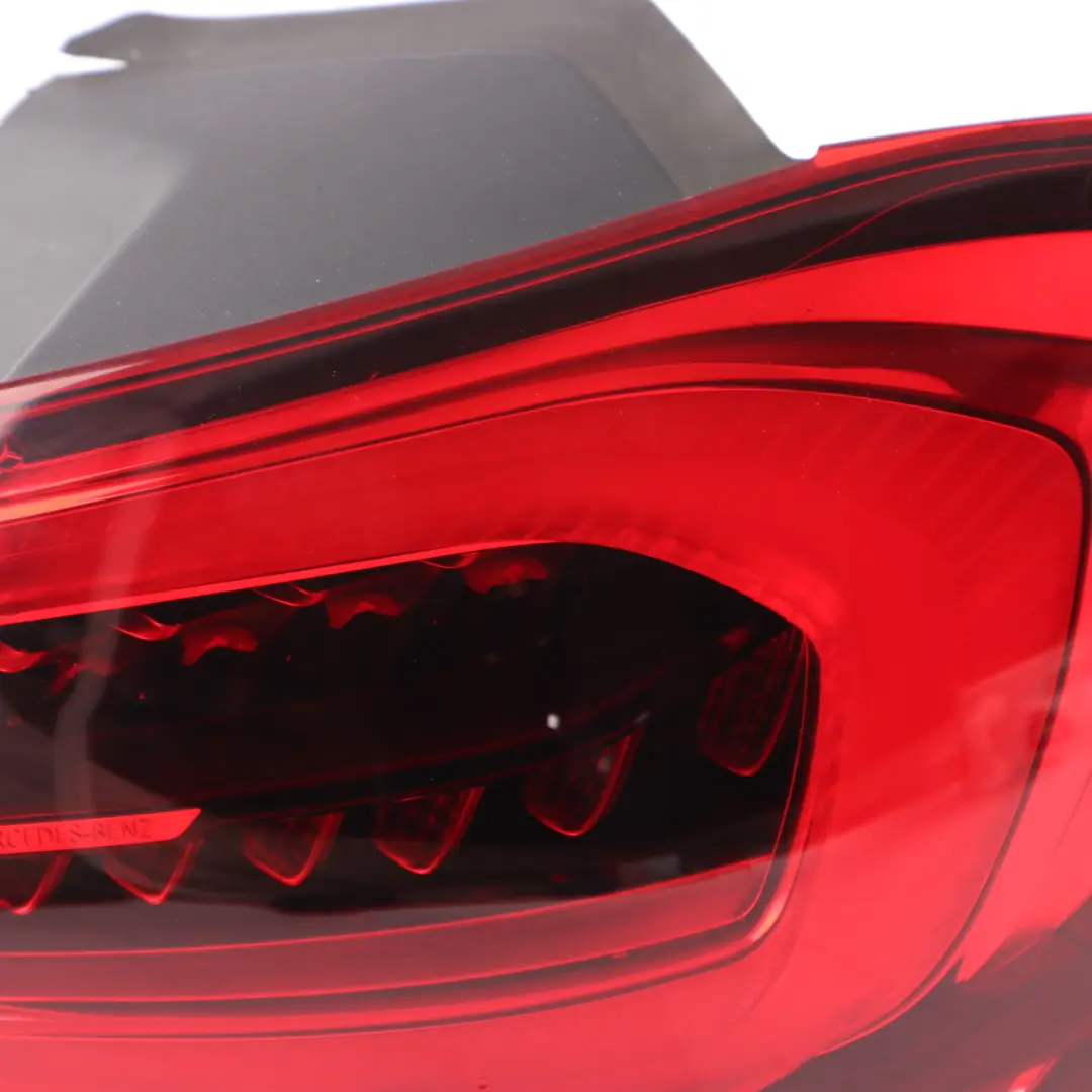Rückleuchte rechts Tail Light Side Panel für Mercedes W177 mit Teilenummer A1779068402 Mercedes W177 Rückleuchte rechts Tail Light Side Panel - SKU A1779068402 - Teilenummer A1779068402