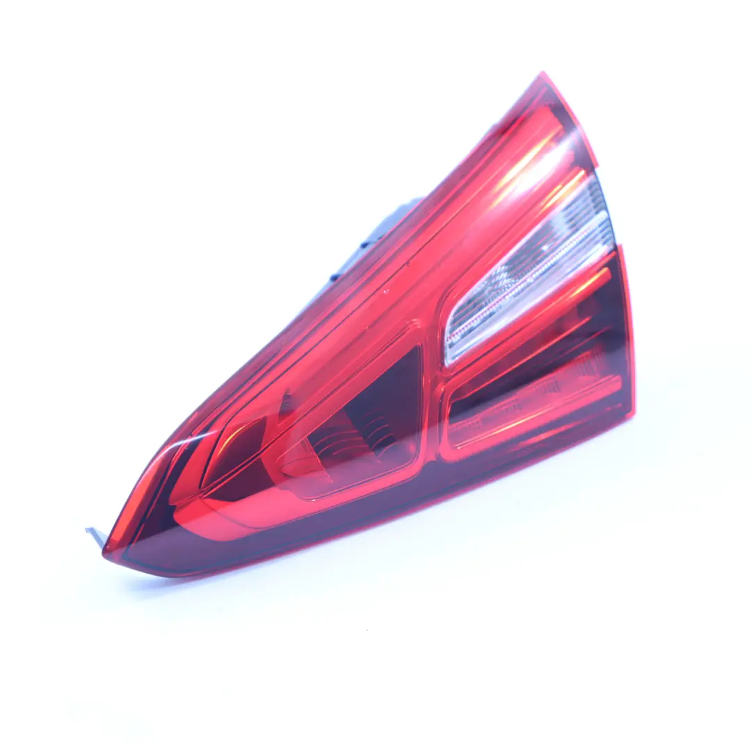 Luce Posteriore Baule Portellone Destro Fanale interno per Mercedes W177 con numero di parte A1779069200 Mercedes W177 Luce Posteriore Baule Portellone Destro Fanale interno - SKU A1779069200 - Numero di parte A1779069200