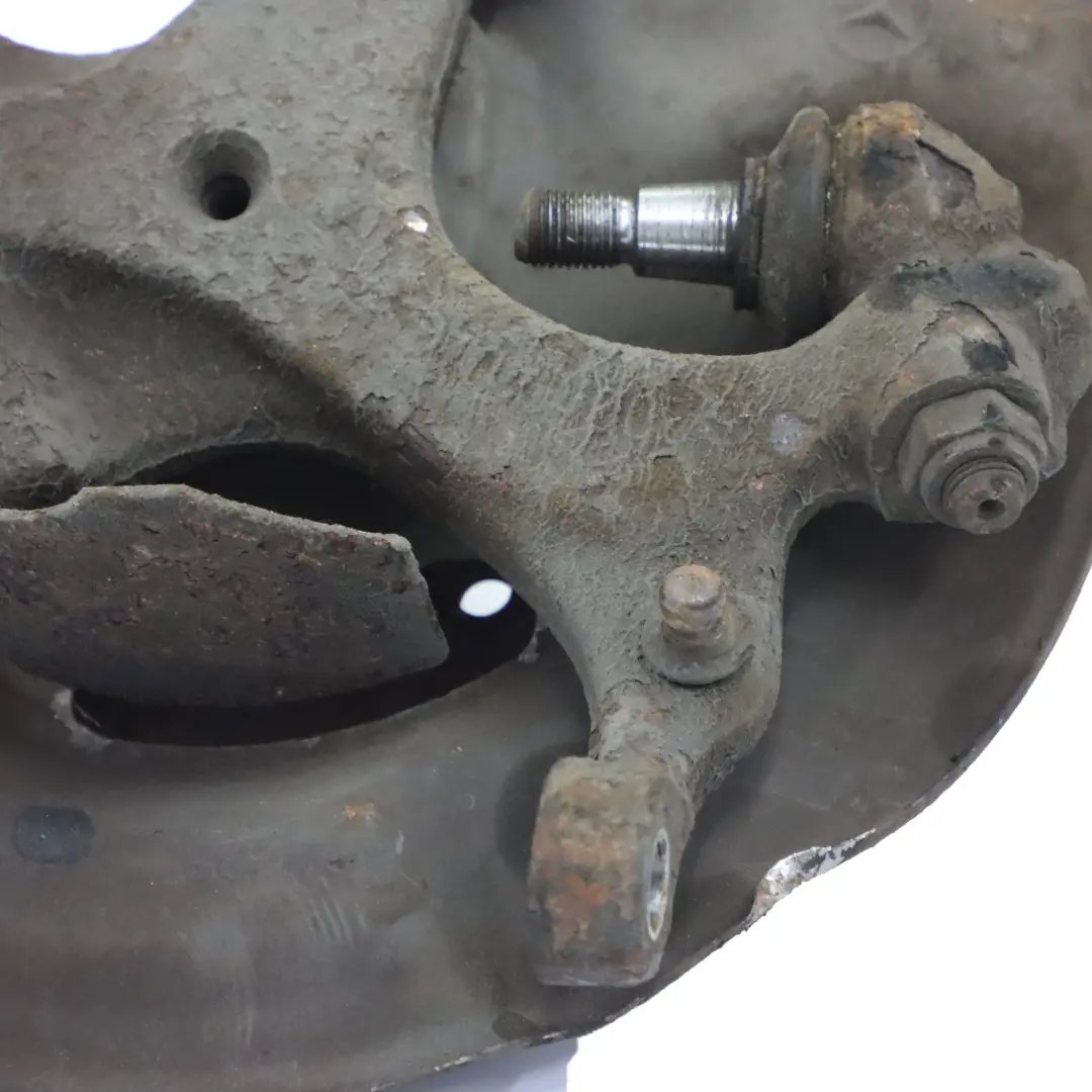 Mercedes W202 W208 Suspension avant gauche Support de montage de moyeu de roue - SKU A2023300020 - Numéro de pièce A2103300020