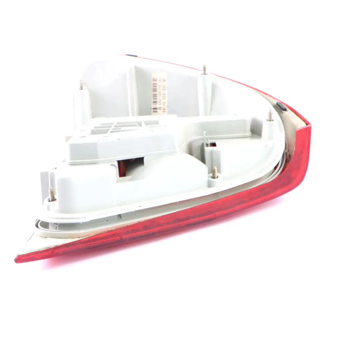 Luz trasera Mercedes W202 C180 Luz trasera derecha Classic / Esprit para con número de pieza A2028200228 Luz trasera Mercedes W202 C180 Luz trasera derecha Classic / Esprit - SKU A2028200228 - Número de pieza A2028200228