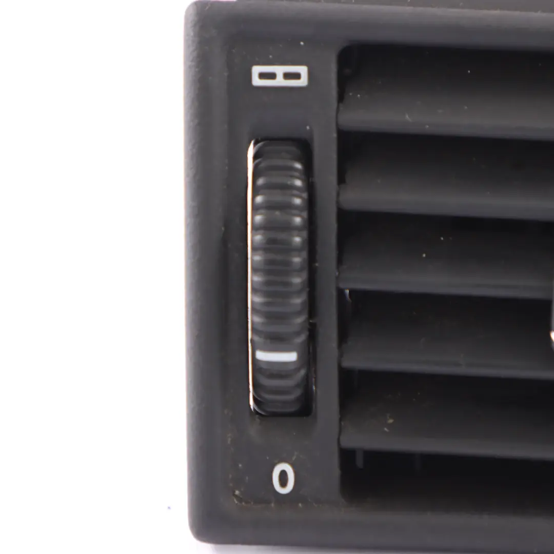 Kratka Nawiewu Deski Rozdzielczej Prawa A2028300754 do Mercedes W202 o numerze A2028300854 Mercedes W202 Kratka Nawiewu Deski Rozdzielczej Prawa A2028300754 - SKU A2028300854 - Numer Części A2028300854