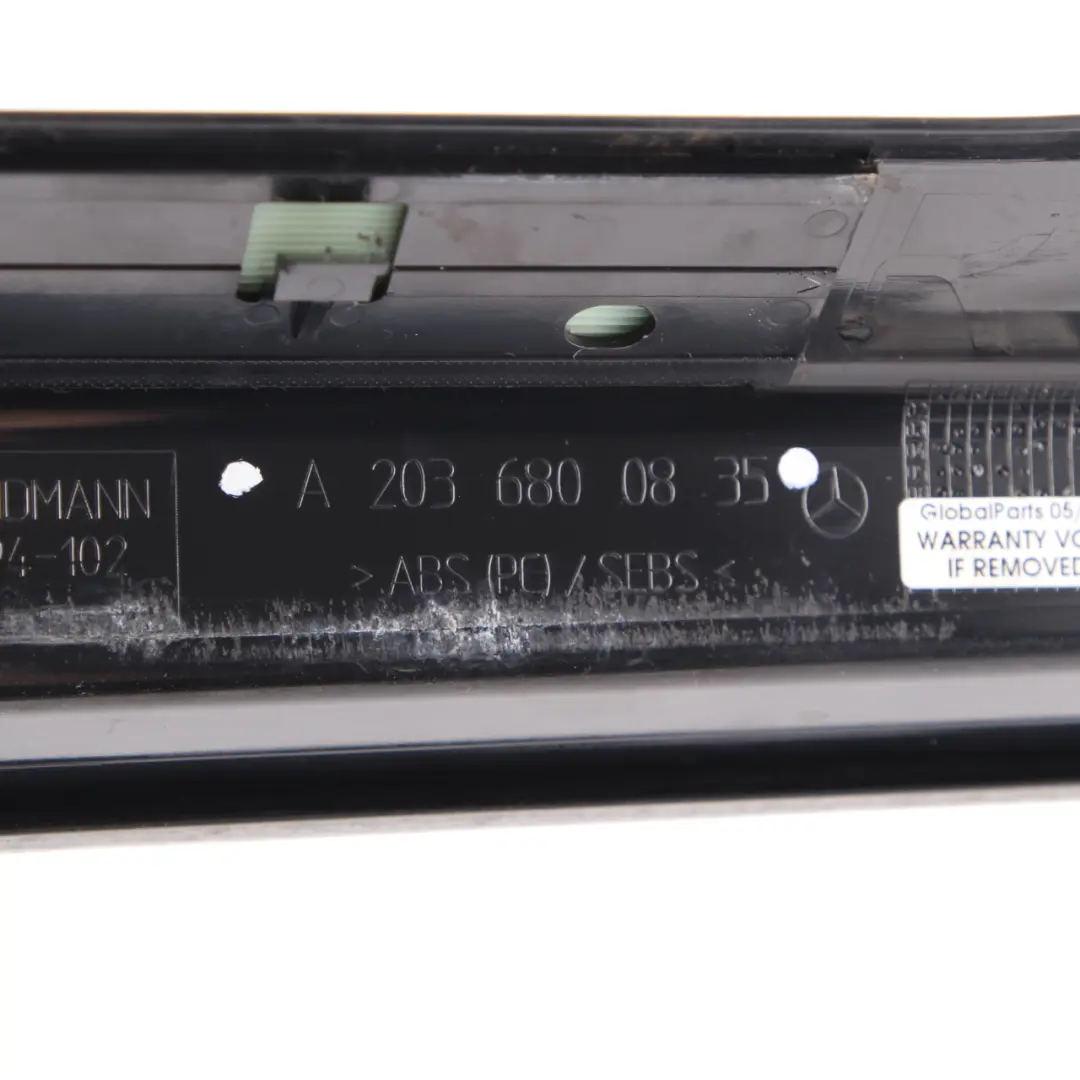 Delantero Derecho Umbral de Puerta Placa de Entrada Cubierta Trim para Mercedes W203 con número de pieza A2036800835 Mercedes W203 Delantero Derecho Umbral de Puerta Placa de Entrada Cubierta Trim - SKU A2036800835 - Número de pieza A2036800835