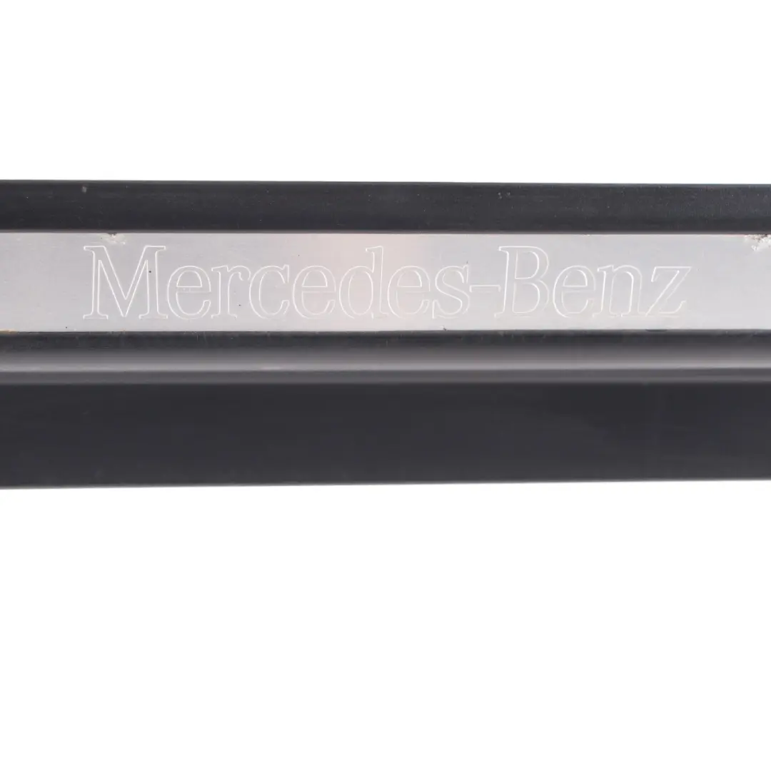 Delantero Derecho Umbral de Puerta Placa de Entrada Cubierta Trim para Mercedes W203 con número de pieza A2036800835 Mercedes W203 Delantero Derecho Umbral de Puerta Placa de Entrada Cubierta Trim - SKU A2036800835 - Número de pieza A2036800835