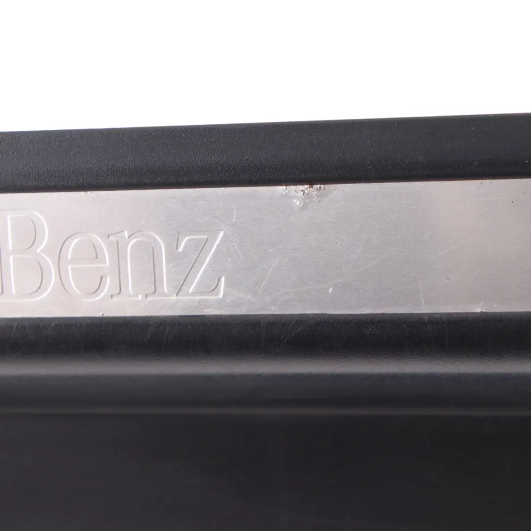 Mercedes W203 Seuil de Porte Avant Droit Marchepied Garniture - SKU A2036800835 - Numéro de pièce A2036800835