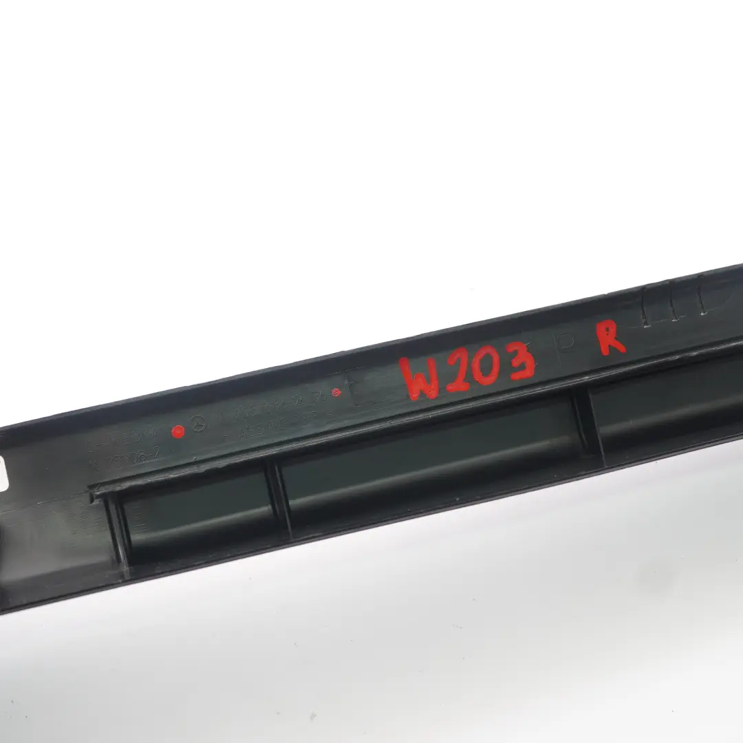 Coperchio d'ingresso Mercedes W203 Striscia anteriore sinistro per con numero di parte A2036862636 Coperchio d'ingresso Mercedes W203 Striscia anteriore sinistro - SKU A2036862636 - Numero di parte A2036862636