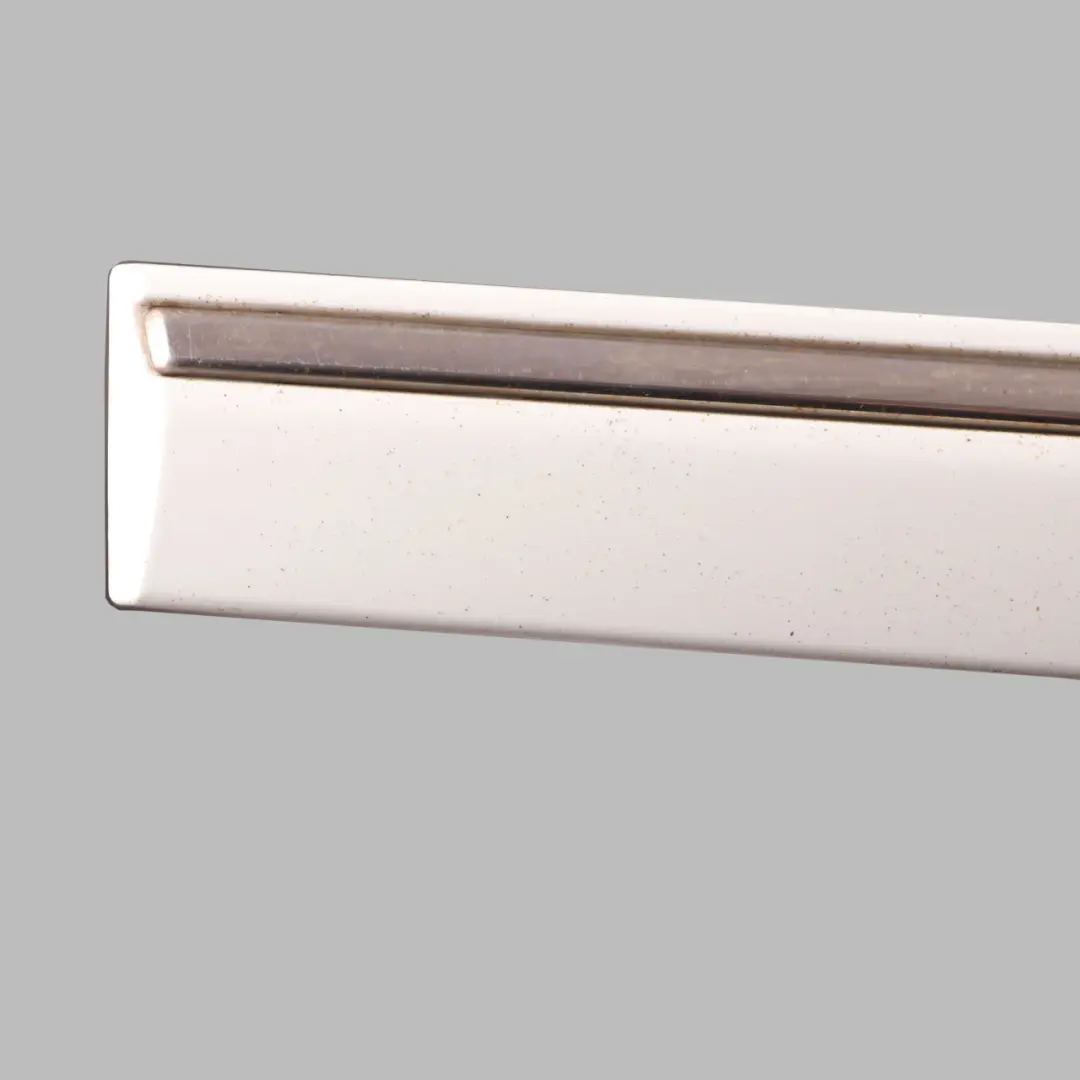 Moulure de Porte Avant Gauche Blanc Calcite pour Mercedes CL203 à propos du numéro de pièce A2036903582 Mercedes CL203 Moulure de Porte Avant Gauche Blanc Calcite - SKU A2036903582-CW - Numéro de pièce A2036903582