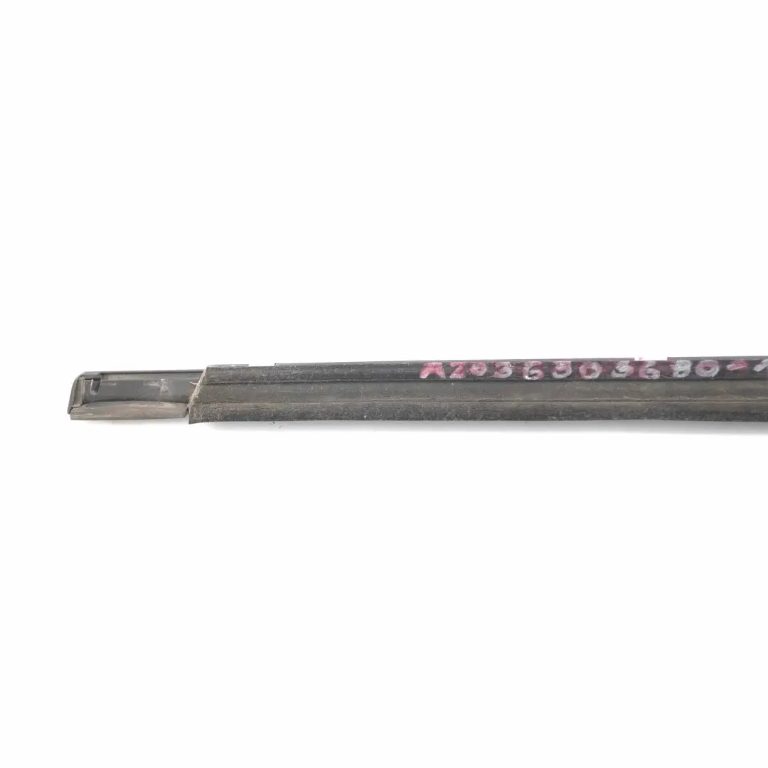 Mercedes W203 Burlete de puerta delantera derecha - SKU A2036903680-1 - Número de pieza A2036903680
