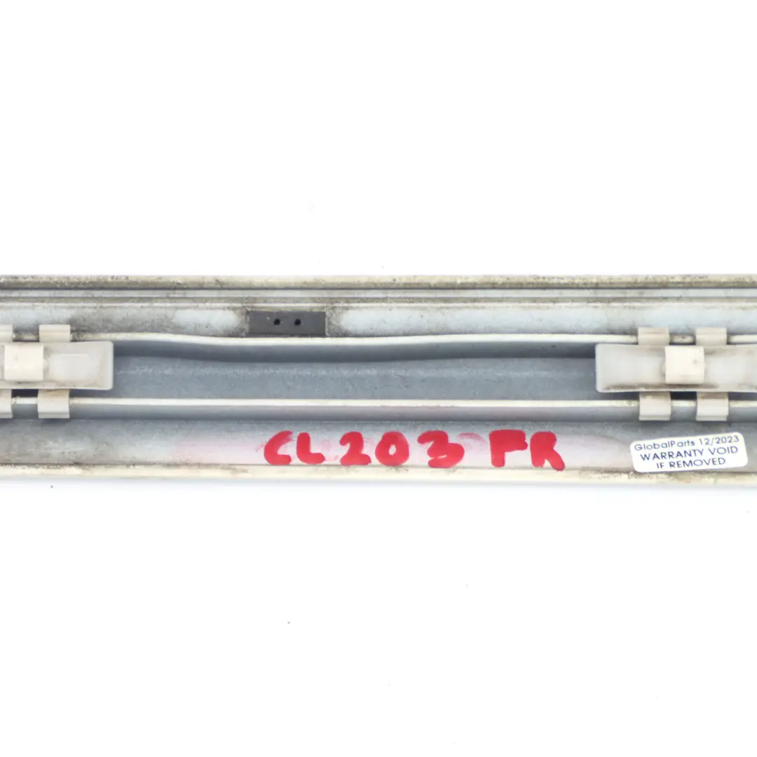 Striscia anteriore destra Striscia porta Calcite White - 650 per Mercedes CL203 con numero di parte A2036903682 Mercedes CL203 Striscia anteriore destra Striscia porta Calcite White - 650 - SKU A2036903682-CW - Numero di parte A2036903682