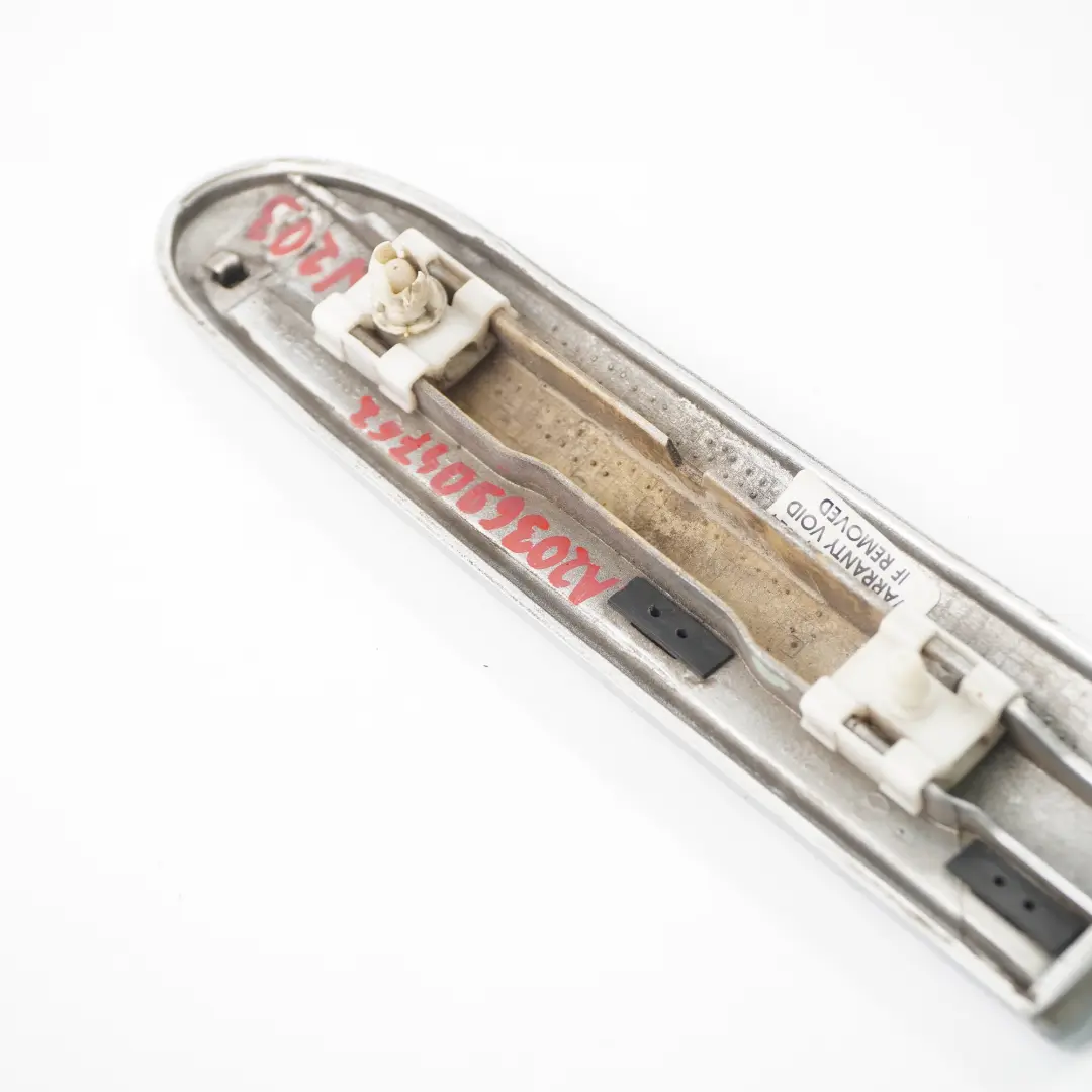 Guardabarros delantero izquierdo Moldura Iridium Plata para Mercedes W203 con número de pieza A2036904762 Mercedes W203 Guardabarros delantero izquierdo Moldura Iridium Plata - SKU A2036904762-IRS - Número de pieza A2036904762